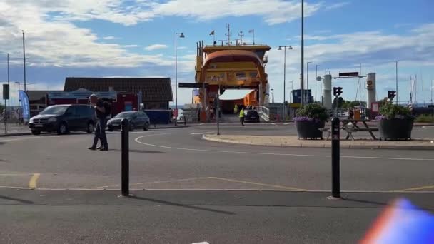 Carros Indo Ferry Entre Grnna Visnings — Vídeo de Stock