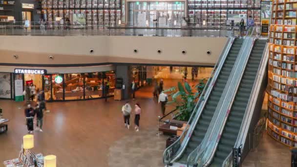 Uma Escada Rolante Biblioteca Starfield Visitantes Que Deslocam Entre Andares — Vídeo de Stock