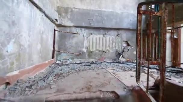 황폐되어 체르노빌 건물의 더러운 파괴되었다 — 비디오
