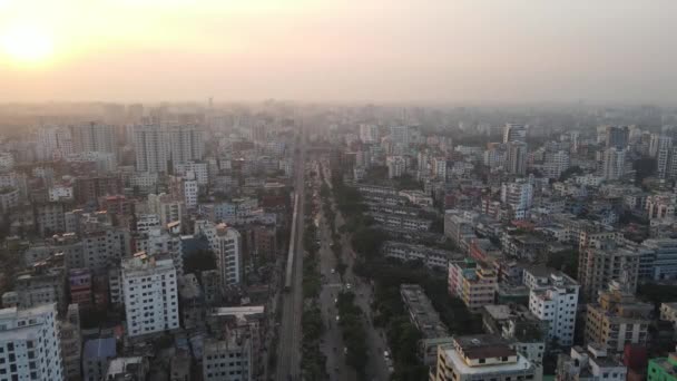 Vlak Projíždějící Hustou Stavbou Města Dhaka Při Západu Slunce Zakouřená — Stock video