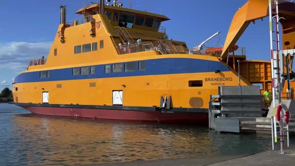 Coches Que Van Ferry Entre Grnna Visnings — Vídeo de stock