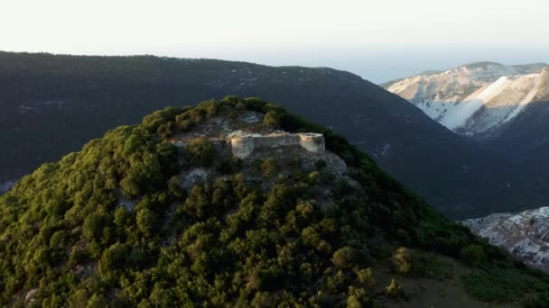 Εναέρια Λήψη Των Ερειπίων Του Κάστρου Στην Κορυφή Του Βουνού — Αρχείο Βίντεο