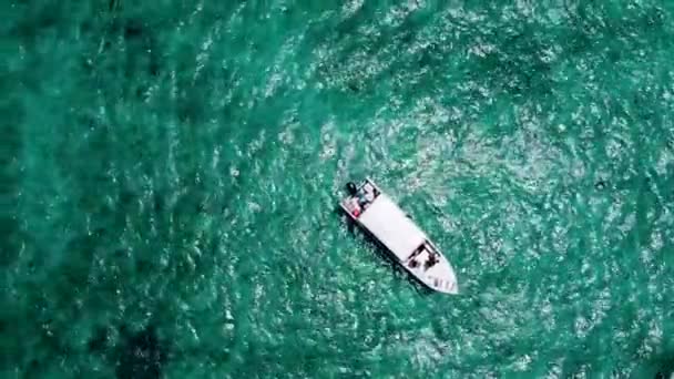 Vista Aérea Barco Pesquero Medio Del Mar Caribe — Vídeo de stock