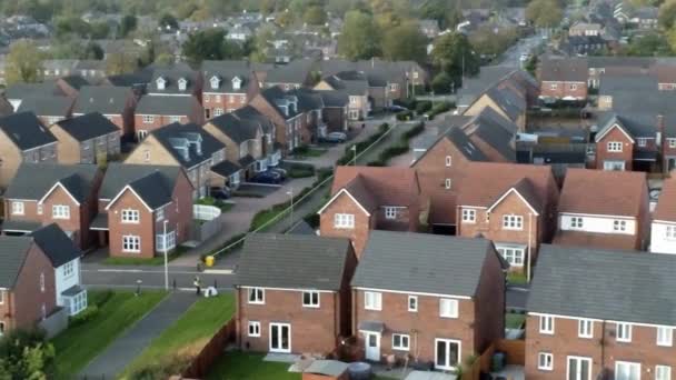 Property Ladder Nieuwe Britse Woningbouw Landgoed Bovenaanzicht Met Uitzicht Daken — Stockvideo