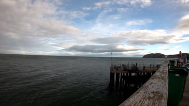 Lapso Tiempo Gente Que Pesca Frente Muelle Madera Llandudno Con — Vídeos de Stock