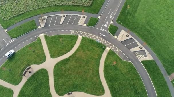 Kreisförmige Gestaltung Luftbild Über Zierpflanzengarten Friedhof Mit Parkplatz Außerhalb — Stockvideo