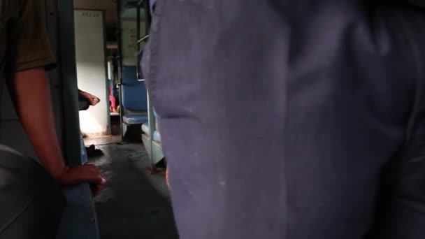 Pobre India Joven Casta Dalit Limpieza Piso Del Tren Cuclillas — Vídeos de Stock