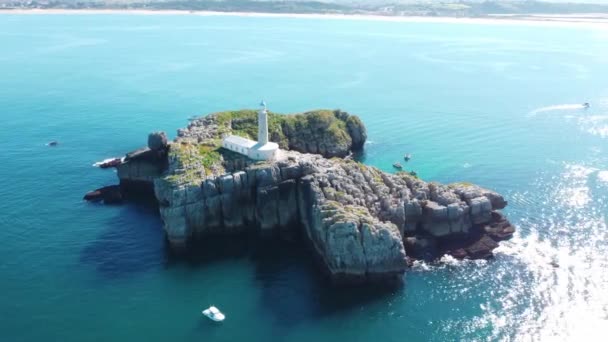 晴れた日に青い海のある島の美しい灯台 ムーロ島 サンタンデール カンタブリア州 スペイン — ストック動画