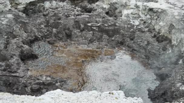 Top Piscina Água Limpa Tiro Lentamente Borbulhando Vale Vulcânico Close — Vídeo de Stock