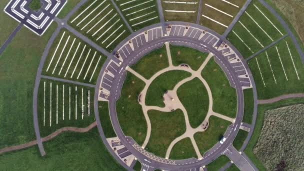 Vista Aérea Diseño Circular Por Encima Del Jardín Del Cementerio — Vídeo de stock