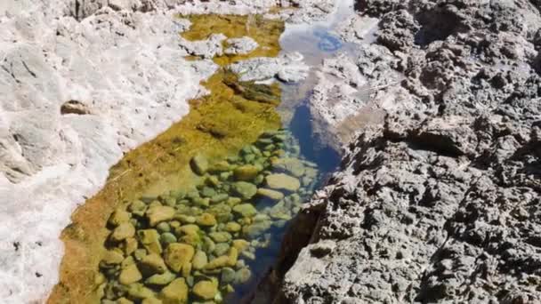 Piscina Agua Natural Clara Colina Rocosa Durante Día Soleado Hermoso — Vídeo de stock