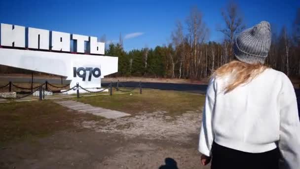 Женщина Идущая Мимо Знака Города Припять Микроавтобусу Чернобыльской Поездке — стоковое видео