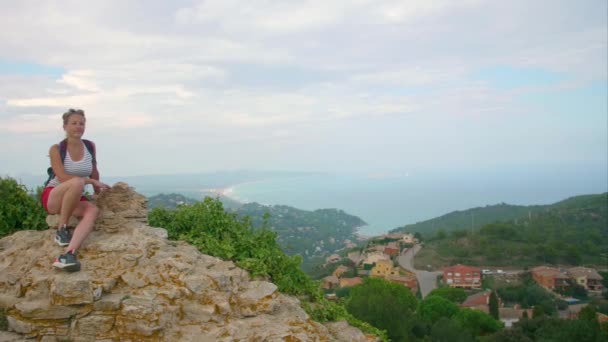 Mulher Caminhante Sentado Desfrutando Das Vistas Panorâmicas Topo Castelo Begur — Vídeo de Stock