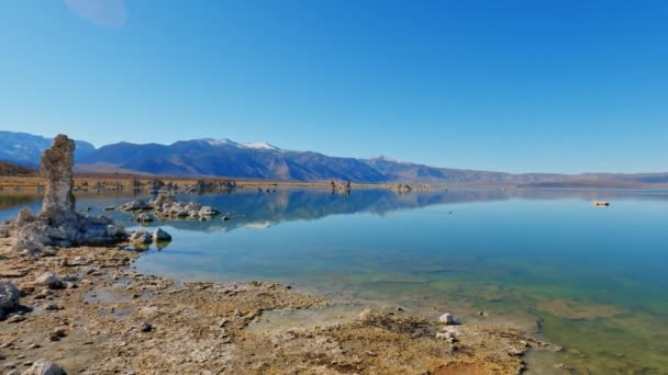 Rock Structures Mirroring Mono Lake Sunny California Usa Pan View — Stock Video