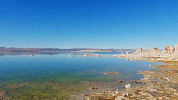 Calm Reflecting Mono Lake Sunny Tufa State Natural Reserve California — Stock Video