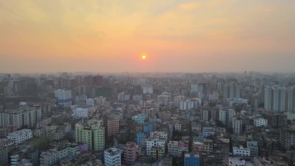 Flygfoto Över Smoggy Dhaka Gyllene Timme Färgglada Byggnader — Stockvideo