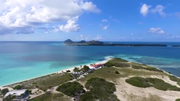 Vue Aérienne Traversant Entre Deux Îles Des Caraïbes Dans Archipel — Video