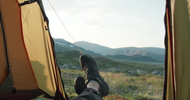 Pěší Turistka Ležící Stanu Přecházející Nohy Výhledem Horskou Plošinu Jotunheimen — Stock video