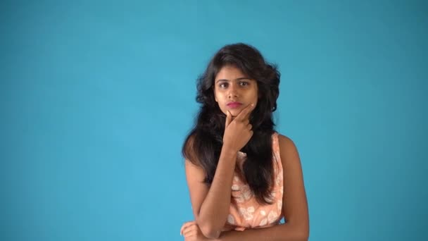 Mladá Indiánka Oranžových Šatech Smutně Zamyšleným Výrazem Stojící Osamělém Modrém — Stock video