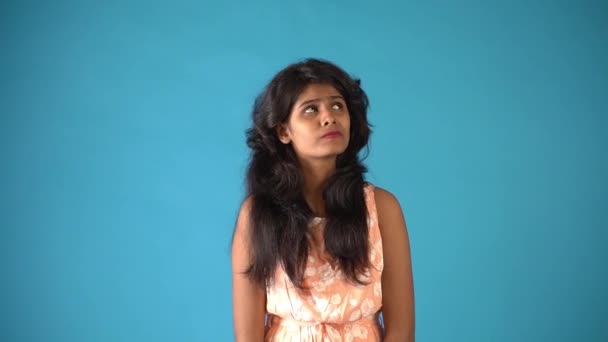 Seorang Gadis India Muda Dalam Gaun Oranye Mengenakan Memberikan Ekspresi — Stok Video