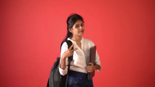 Una Joven India Camisa Blanca Portátil Bolso Escolar Con Símbolo — Vídeos de Stock