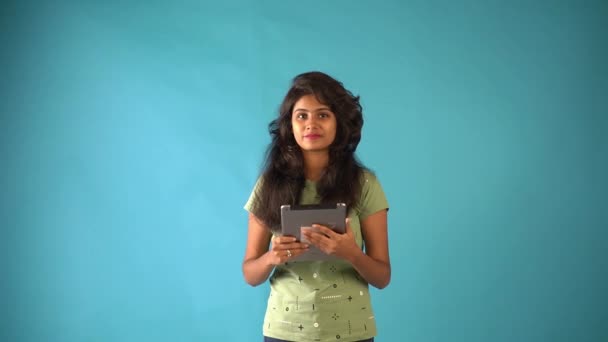 Una Joven India Vestido Naranja Pie Con Una Pestaña Mirando — Vídeos de Stock