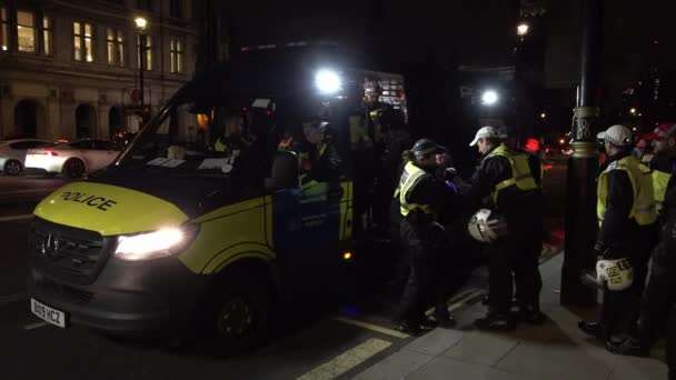 在伦敦百万面具游行开始时 一名被捕的妇女从一辆警车转到另一辆警车 与防暴警察搏斗 — 图库视频影像