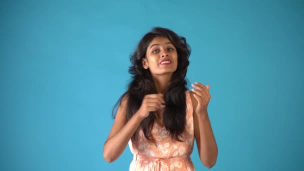 Seorang Gadis India Muda Dengan Gaun Oranye Tersenyum Dan Memberi — Stok Video