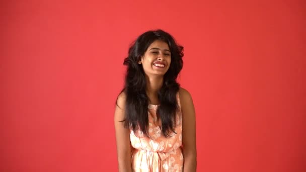 Молода Індійська Дівчина Оранжевої Сукні Контролює Свій Сміх Стоячи Ізольованому — стокове відео