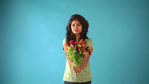 Una Joven India Camiseta Verde Mostrando Ramo Flores Mirando Cámara — Vídeos de Stock