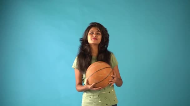 Seorang Gadis India Muda Dengan Kaos Hijau Bermain Bola Basket — Stok Video