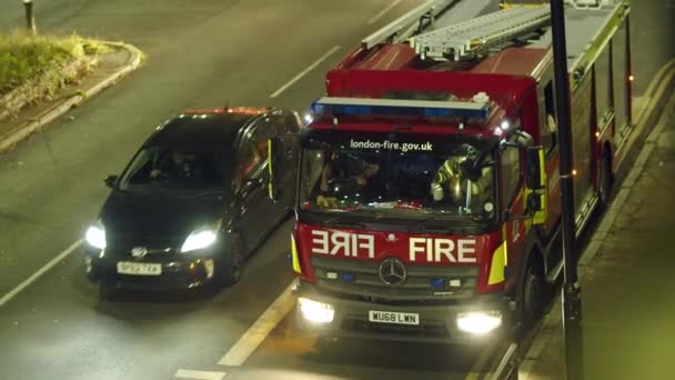 Camión Bomberos Marcha Después Estar Estacionado Una Calle Londres Inglaterra — Vídeos de Stock