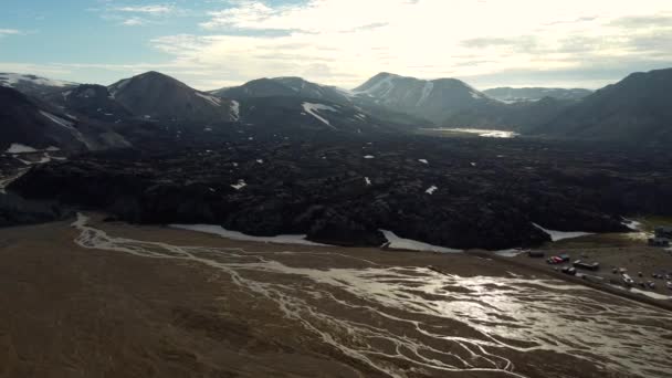 River Bed Acampamento Frente Enorme Campo Magma Preto Montanhas Arco — Vídeo de Stock