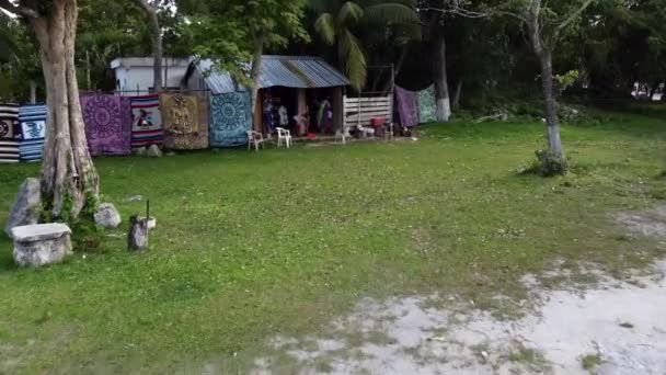 Kobieta Wychodząca Sklepu Rękodziełem Małym Miasteczku Dżungli — Wideo stockowe