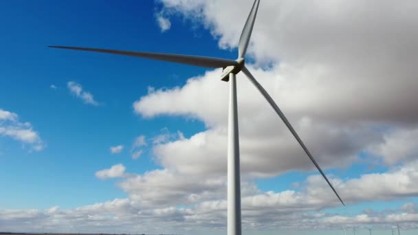 Vue Ascendante Une Éolienne Tournante Avec Fond Nuages Blancs Ciel — Video