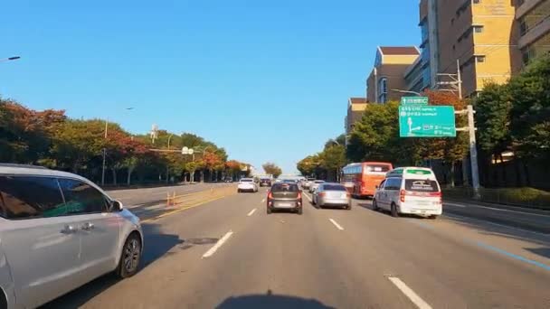 救急車119番車がソウルの緊急点滅ビーコンで車の交通を通過 秋の瑞草区ドライバPov — ストック動画