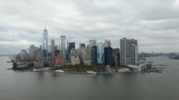 Luchtdrone Zicht Naar Onderste Manhattan Skyline Van Hudson Rivier Bewolkt — Stockvideo