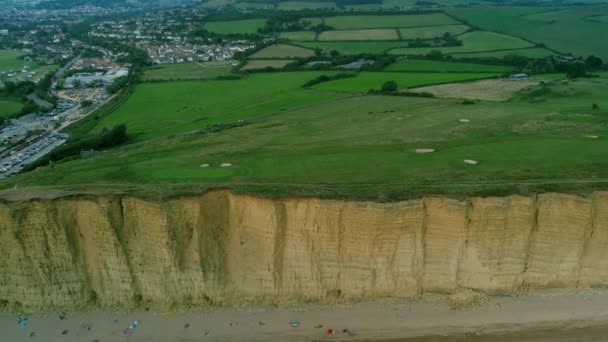 Bridport West Bay Acantilados Campo Golf Británico Tirón Aéreo Hacia — Vídeo de stock