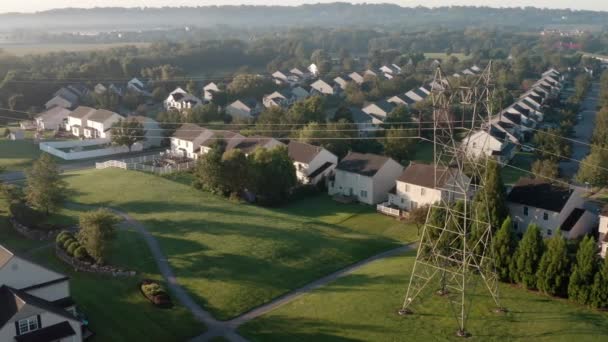 Luchtfoto Van Elektriciteitsleidingen Naast Buurthuizen — Stockvideo