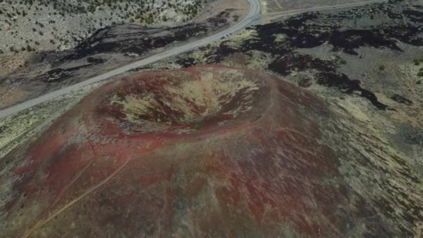 位于犹他州圣乔治的灰锥火山 在华盛顿县的一个煤渣锥上拍摄了无人驾驶飞机 较小的煤渣锥位于18号州际公路烟道以北一英里处 — 图库视频影像