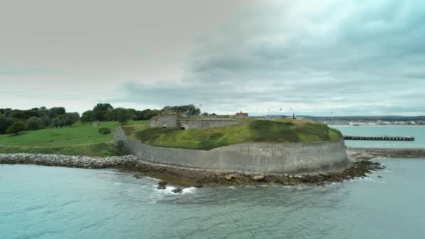 Luftaufnahme Des Historischen Nothe Fort Von Weymouth Einem Wolkenverhangenen Tag — Stockvideo