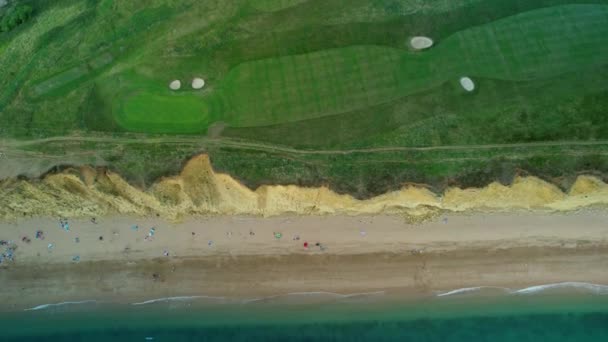 英国海滨高尔夫球场上方的布里奇波特西湾悬崖峭壁 — 图库视频影像