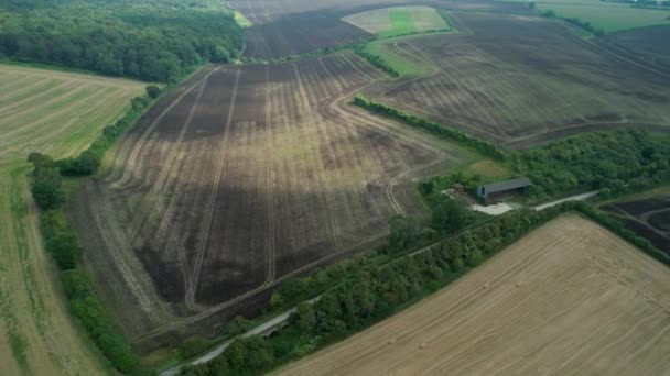 Zaorany Rolniczy Widok Lotu Ptaka Chmurami Przechodzącymi Przez Krajobraz Wiejski — Wideo stockowe