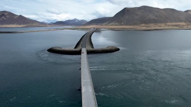 Coche Conduciendo Sobre Puente Largo Islandia Forma Espada — Vídeos de Stock