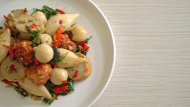 Spicy Remuer Boules Poisson Frit Avec Des Herbes — Video