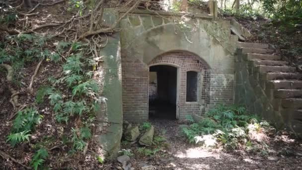 Ondergrondse Bunker Ruïnes Tomogashima Island Verborgen Jungle Japan — Stockvideo