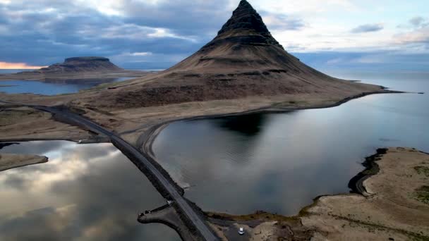 スネフスネス ペニスラ カークジュフェル山のドローンがアイスランド西部の環状道路に — ストック動画