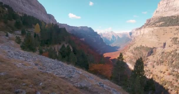Panning Spanya Aragon Daki Ordesa Ulusal Parkı Nda Sonbahar Vadisini — Stok video
