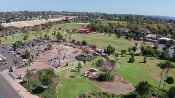 Strzał Drona Przelatujący Nad Skateparku Cardiff Beach Community Kalifornia — Wideo stockowe