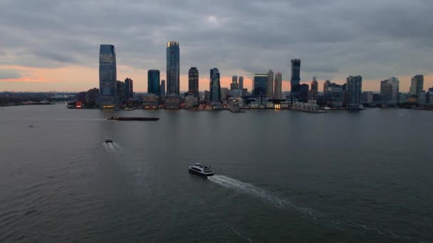 Flysikt Ferger Foran Jersey City Skyline Skyet Solnedgang New York – stockvideo